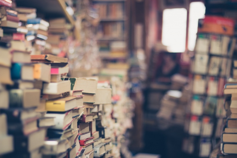 ecommerce-LE CASTELLET-min_books_stack_book_store_stack_of_books_2nd_hand_retro_hipster_shop-829090